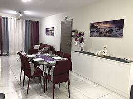 Sea View 2 Bed Apartment Close to Beach