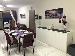 Sea View 2 Bed Apartment Close to Beach