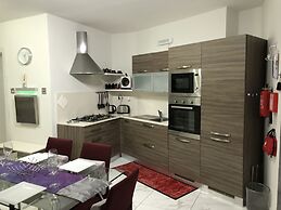 Sea View 2 Bed Apartment Close to Beach