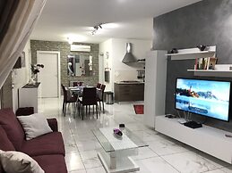 Sea View 2 Bed Apartment Close to Beach