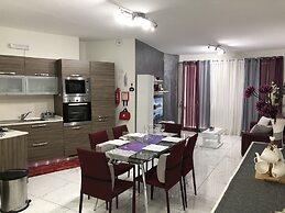 Sea View 2 Bed Apartment Close to Beach