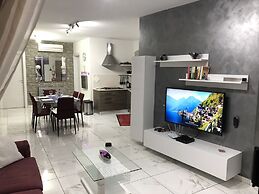 Sea View 2 Bed Apartment Close to Beach