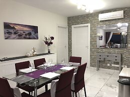 Sea View 2 Bed Apartment Close to Beach