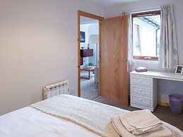 Contemporary One Bedroom Apartment Close To All Amenities In Conservat