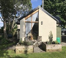 Contemporary One Bedroom Apartment Close To All Amenities In Conservat