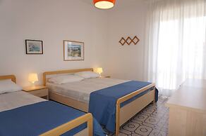 Beautiful Beachfront Apartment-pool-ac by Beahost Rentals