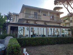Room in B&B - Spacious Quadruple Room a Stone Throw From the sea