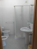 Room in B&B - Spacious Double Room a Stone Throw From the sea