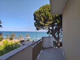 Room in B&B - Spacious Double Room Beside the sea