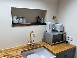 Cozy Cabin Retreat in Gloucestershire