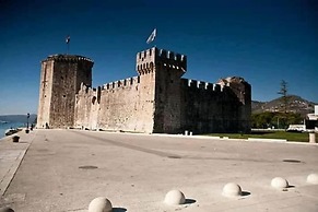 Remarkable 2-bed Apartment in Okrug Gornji