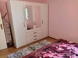 Remarkable 2-bed Apartment in Okrug Gornji