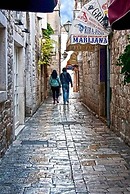 Remarkable 2-bed Apartment in Okrug Gornji