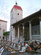 Remarkable 2-bed Apartment in Okrug Gornji