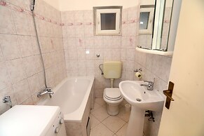 Remarkable 2-bed Apartment in Okrug Gornji