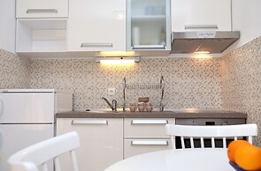 Remarkable 2-bed Apartment in Okrug Gornji