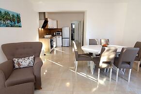 Lovely 2-bed Apartment in Okrug Gornji