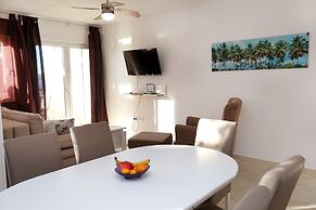 Lovely 2-bed Apartment in Okrug Gornji