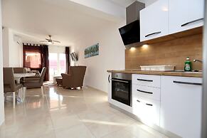Lovely 2-bed Apartment in Okrug Gornji