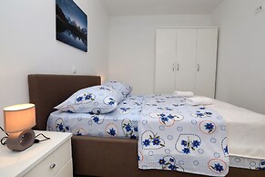 Beautiful 2-bed Apartment in Okrug Gornji
