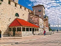 Beautiful 2-bed Apartment in Okrug Gornji