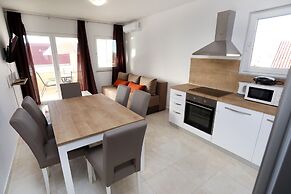 Beautiful 2-bed Apartment in Okrug Gornji