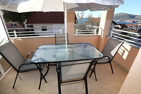 Beautiful 2-bed Apartment in Okrug Gornji