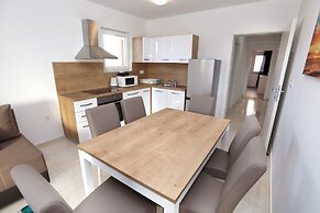 Beautiful 2-bed Apartment in Okrug Gornji