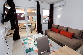 Beautiful 2-bed Apartment in Okrug Gornji