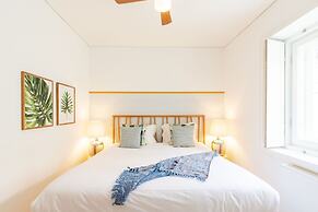 JOIVY Chiado Self Check-In 2-BR Flat w/Parking