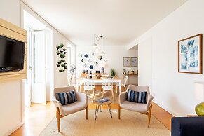 JOIVY Chiado Self Check-In 2-BR Flat w/Parking