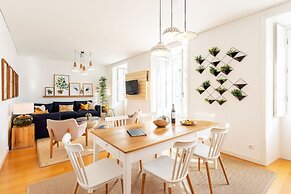 JOIVY Chiado Self Check-In 2-BR Flat w/Parking