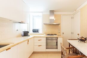 JOIVY Chiado Self Check-In 2-BR Flat w/Parking