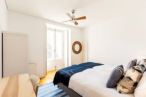 JOIVY Chiado Self Check-In 2-BR Flat w/Parking