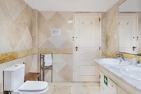 JOIVY Splendid 4-BR House w/Swimming Pool & Sea View