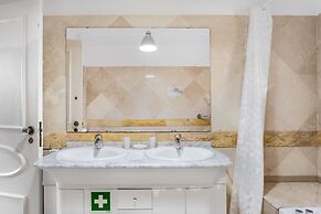 JOIVY Splendid 4-BR House w/Swimming Pool & Sea View