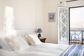 JOIVY Splendid 4-BR House w/Swimming Pool & Sea View