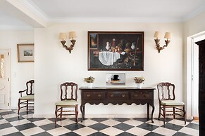 JOIVY Splendid 4-BR House w/Swimming Pool & Sea View