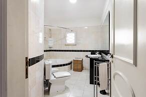 JOIVY Splendid 4-BR House w/Swimming Pool & Sea View