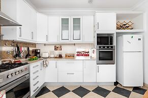 JOIVY Splendid 4-BR House w/Swimming Pool & Sea View