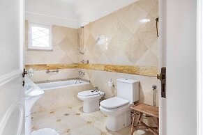 JOIVY Splendid 4-BR House w/Swimming Pool & Sea View