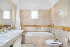 JOIVY Splendid 4-BR House w/Swimming Pool & Sea View