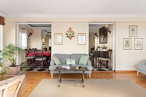 JOIVY Splendid 4-BR House w/Swimming Pool & Sea View