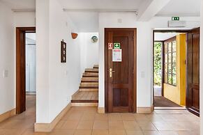 JOIVY 3-BR Cottage w/Terrace & Garden in Colares