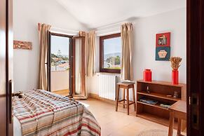 JOIVY 3-BR Cottage w/Terrace & Garden in Colares