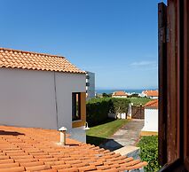 JOIVY 3-BR Cottage w/Terrace & Garden in Colares