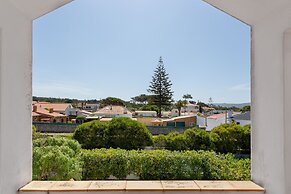 JOIVY 3-BR Cottage w/Terrace & Garden in Colares