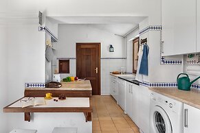 JOIVY 3-BR Cottage w/Terrace & Garden in Colares