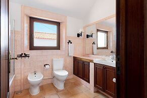 JOIVY 3-BR Cottage w/Terrace & Garden in Colares