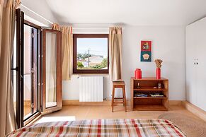 JOIVY 3-BR Cottage w/Terrace & Garden in Colares